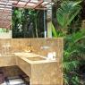 <p>Bali Canggu, La superbe Villa, salle de bain extérieure</p>