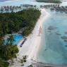 <p>Aerial View Club Med Kani Resort avec la piscine au premier plan</p>